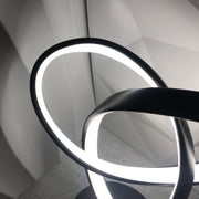 מנורת שולחן LED שחורה על שידת לילה