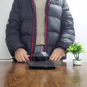 עציץ מרחף מגנטי על שולחן עבודה