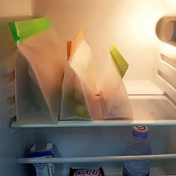 שקיות אחסון עומדות עם ירקות