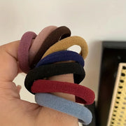 גומיות שיער על האצבע להמחשת עובי