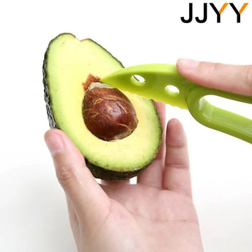 כלי לאבוקדו בזמן הוצאת הגרעין