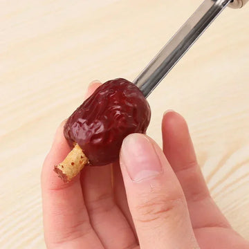 מוציא ליבה לפירות בעבודה על תפוח