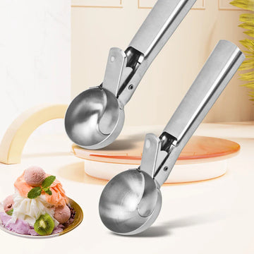 כף גלידה מנירוסטה על שולחן