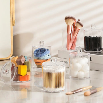 שתי קופסאות שקופות עם מכסים
