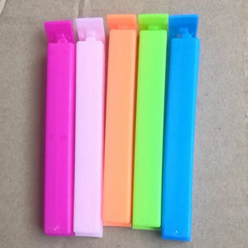 חמישה קליפסים בצבעים שונים