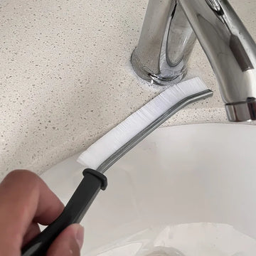ניקוי סביב ברז עם מברשת חריצים