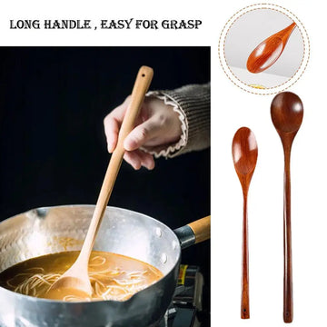 כף עץ ארוכה בשימוש בסיר