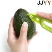 כלי לאבוקדו בזמן פתיחת הקליפה