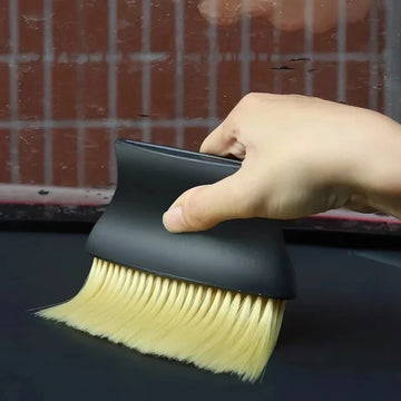 ניקוי פתחי מיזוג ברכב עם המברשת