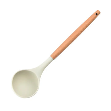 סט כלי סיליקון על השיש
