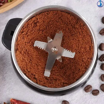 קפה טחון דק בתוך מיכל המטחנה