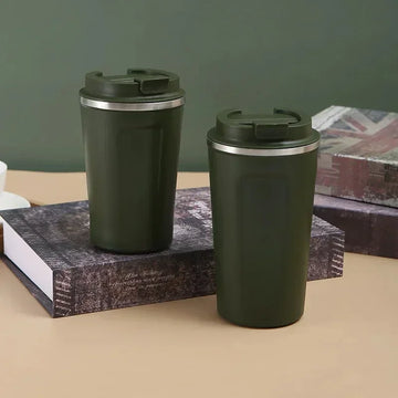 כוס תרמית לקפה עם מכסה - תקריב