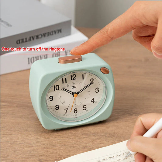 שעון מעורר אנלוגי לשידה כחול על רקע נקי