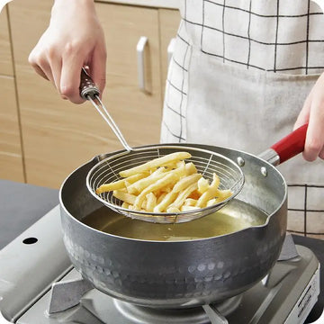 כף רשת עם צ'יפס מעל שמן