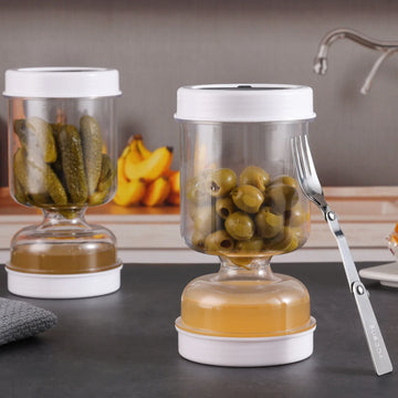 צנצנת מסננת עם זיתים וחמוצים