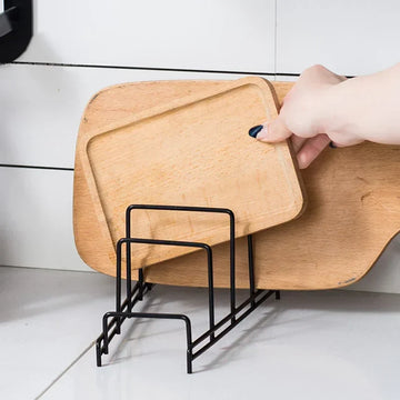 מעמד מתכת עם קרשי חיתוך על השיש